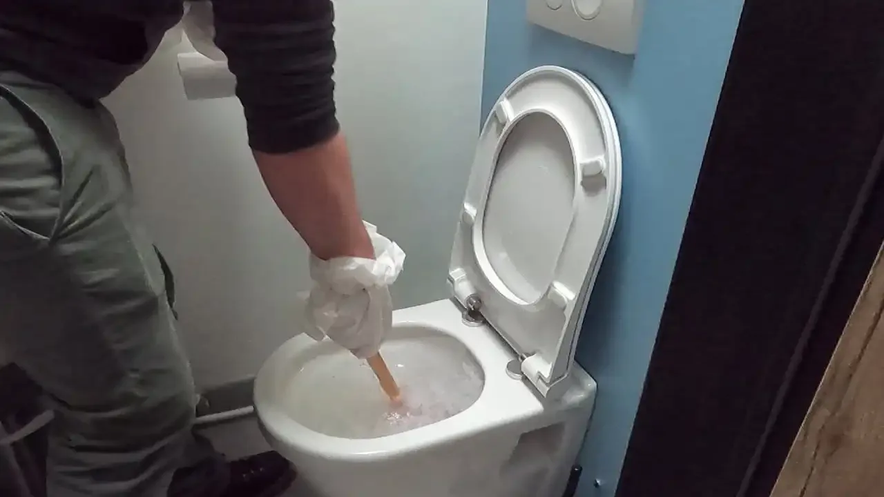 Comment Déboucher des Toilettes