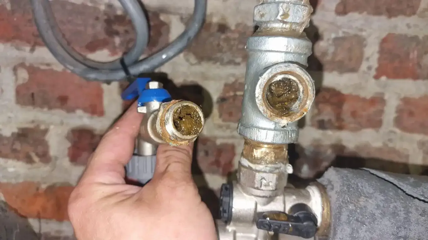comment-faire-pour-avoir-plus-de-pression-d-eau-dans-la-maison.webp