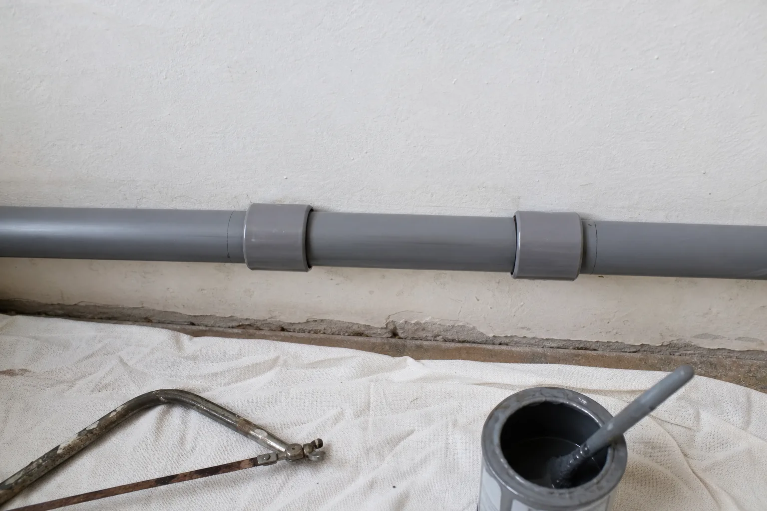 Tronçon de tube PVC remplacé et raccordé par deux manchons coulissants