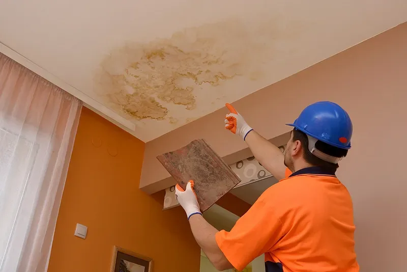 Plombier qui detecte une infiltration d'eau