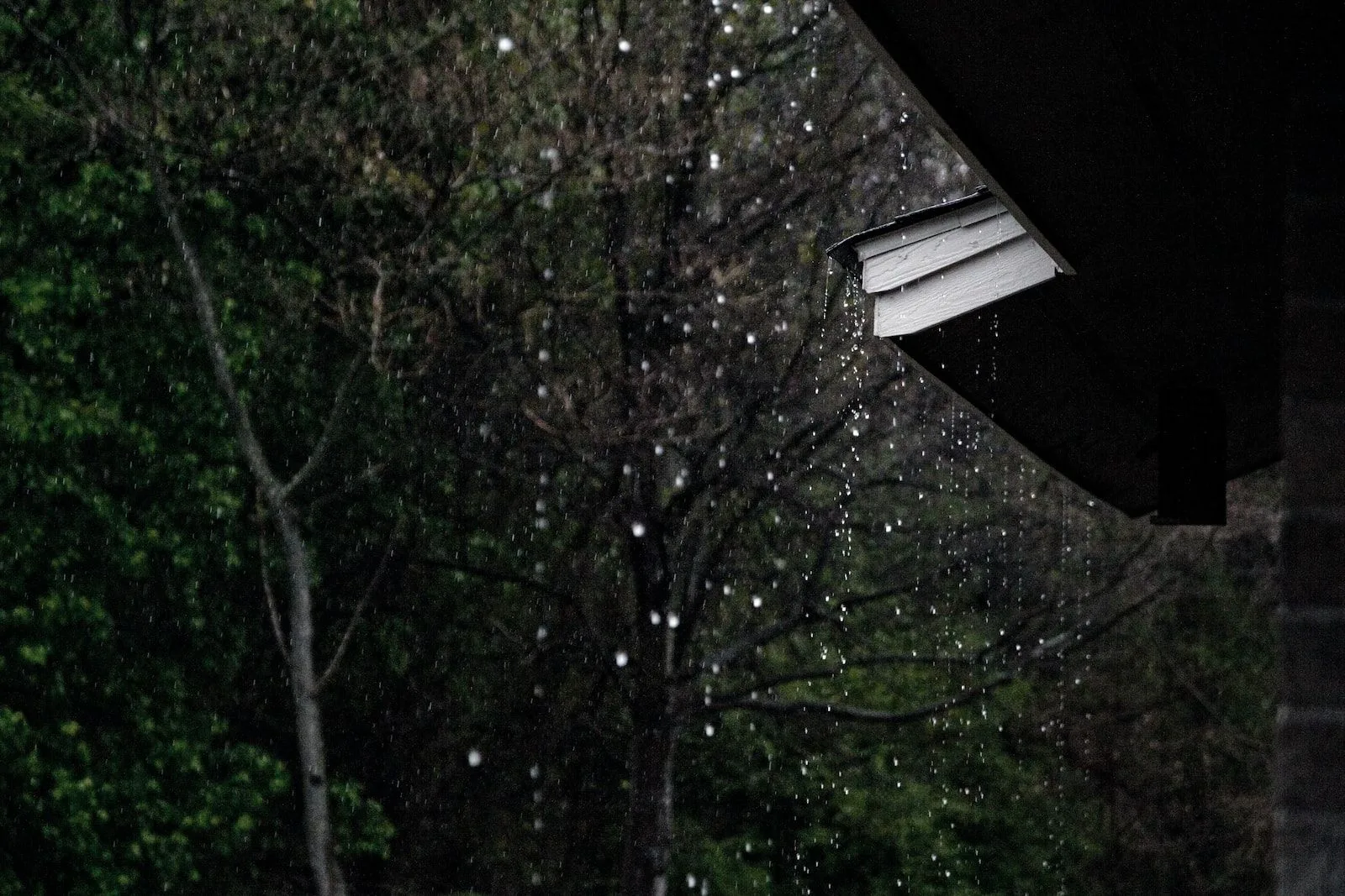 Pluie qui coulle d'une maiso,n