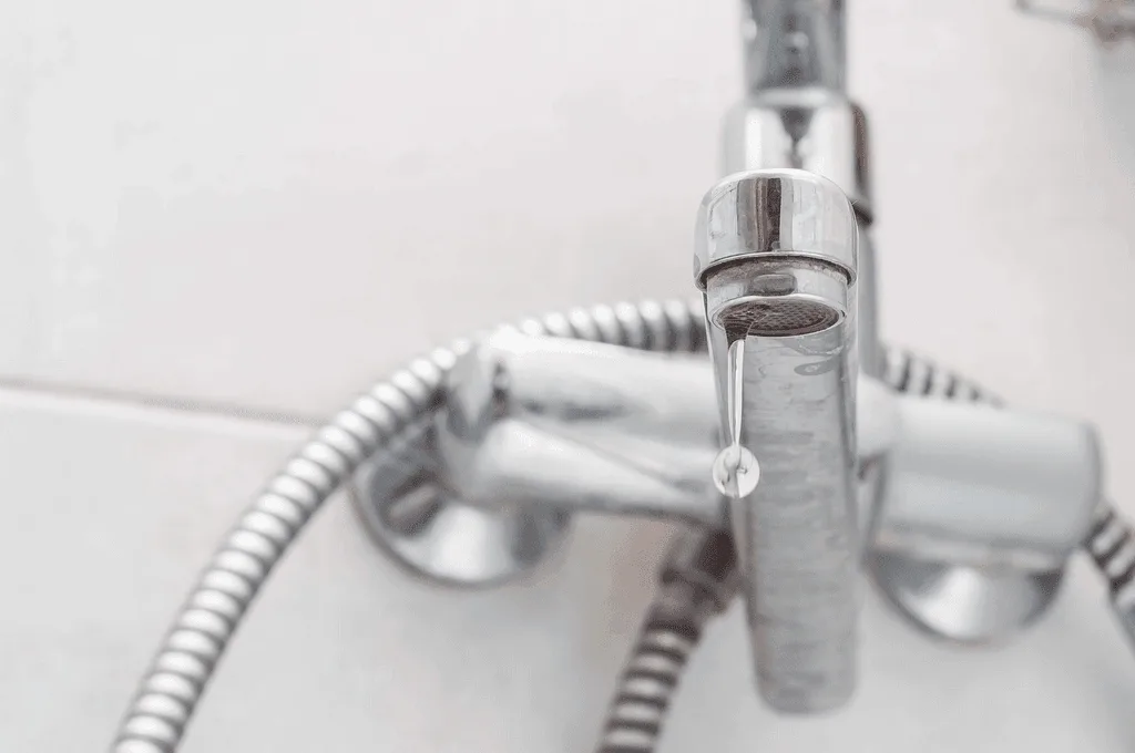 robinet de douche qui coule aprés fermeture